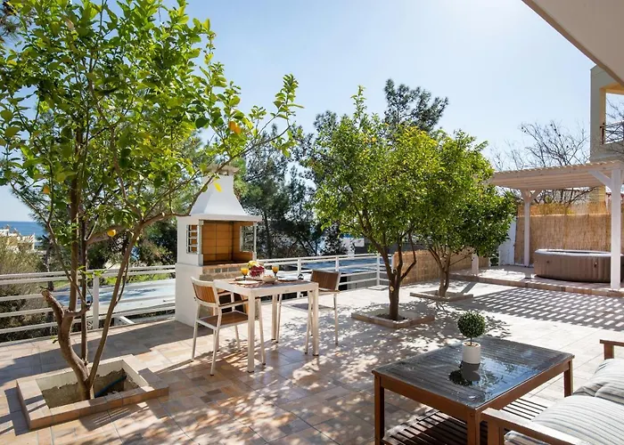 Theros Luxury Apartment
