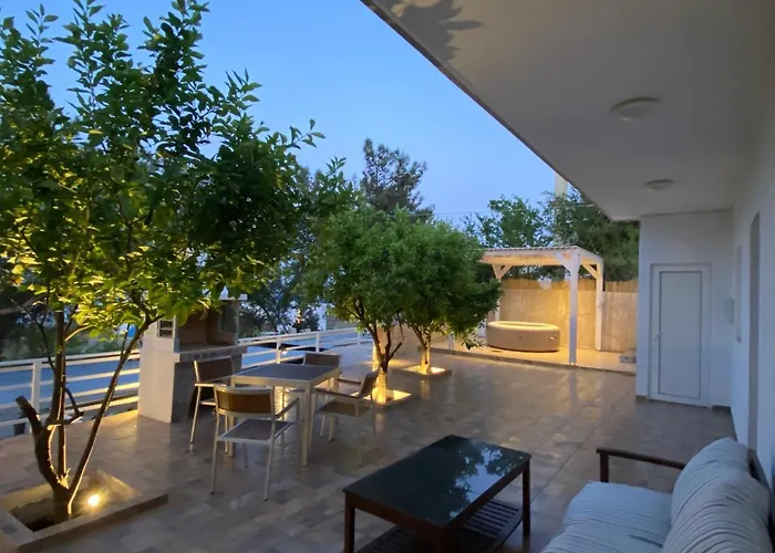 Theros Luxury Apartment